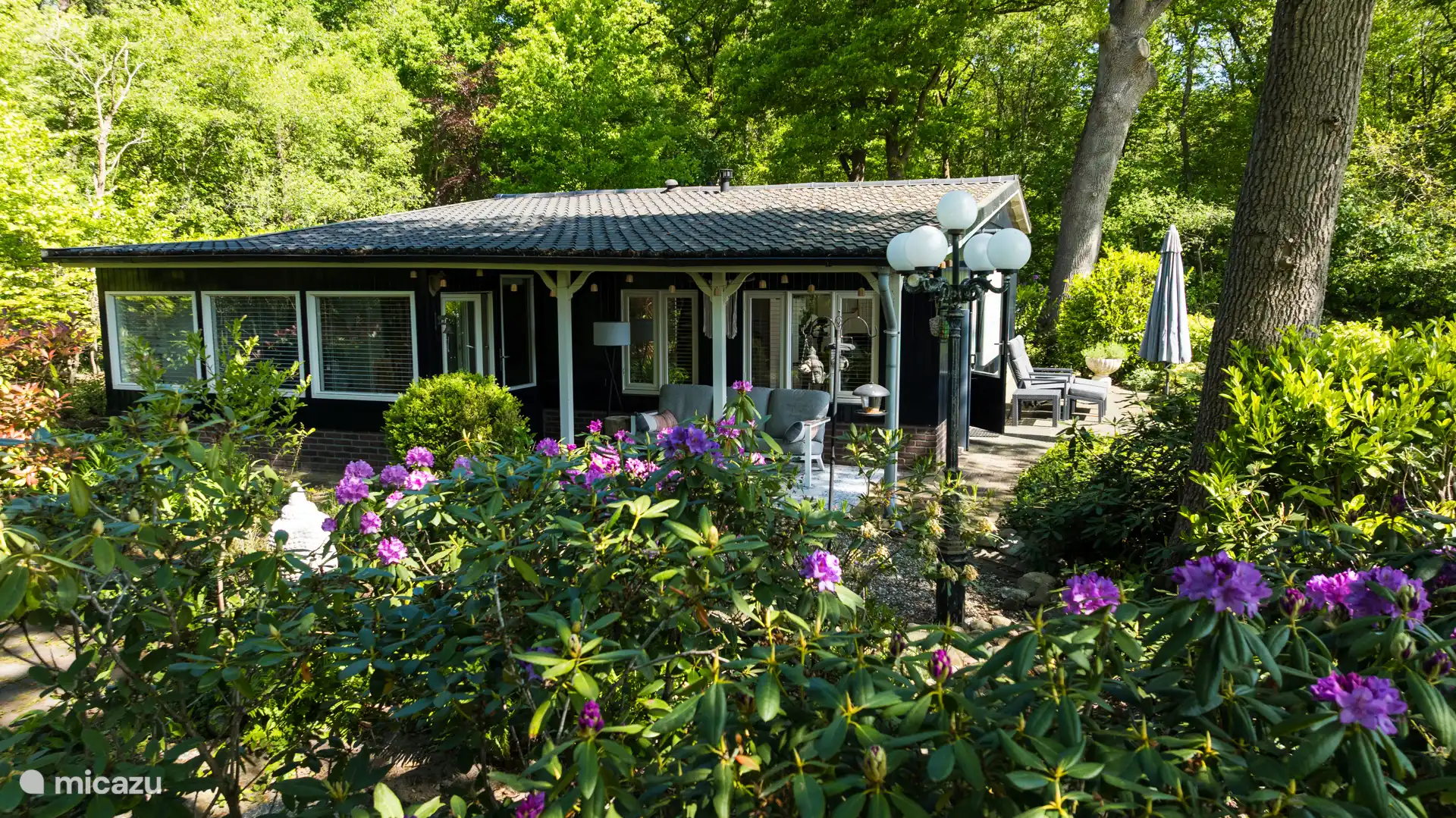 Vanuit de ruime tuin achter. 