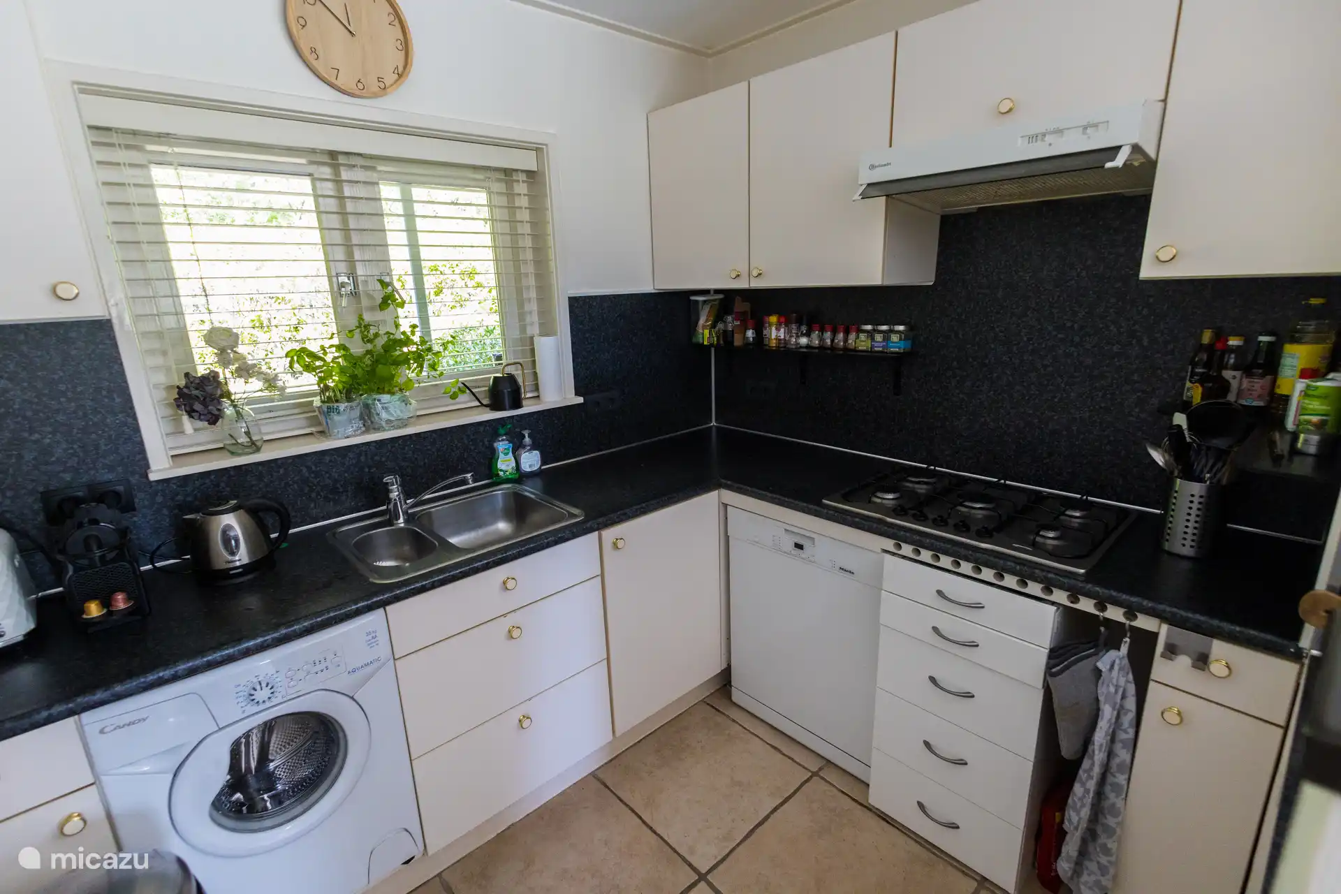 Keuken met alle benodigdheden.