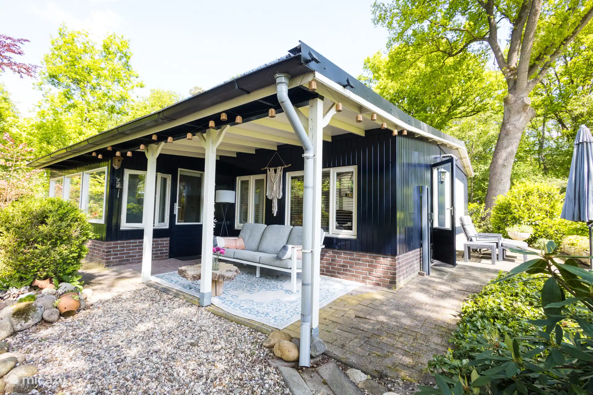 Heerlijk naar de vogels kijken op de veranda en naar de stilteplekjes in de tuin of de vijver.