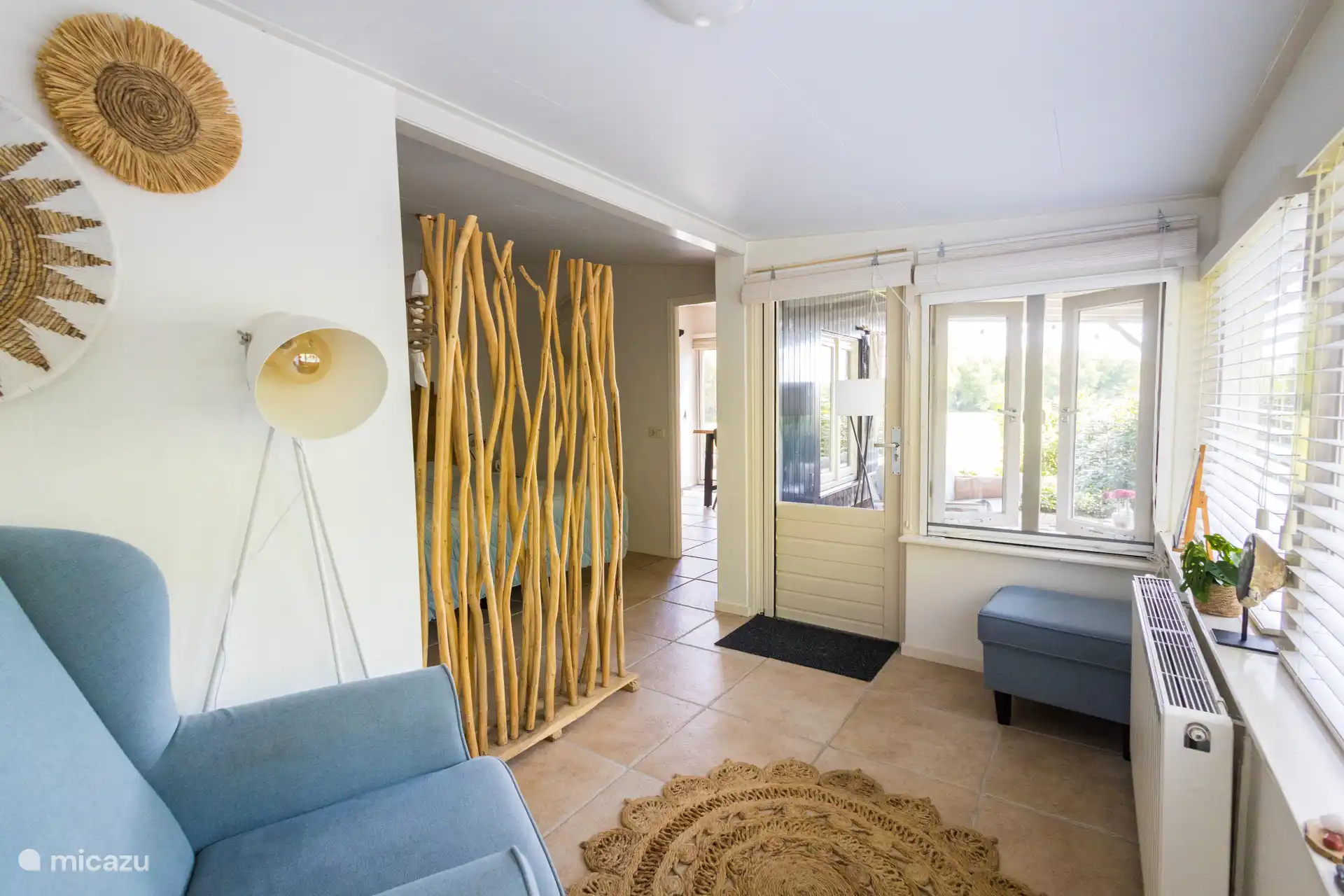 Door deze deur ga je naar de veranda, met hor uiteraard. 