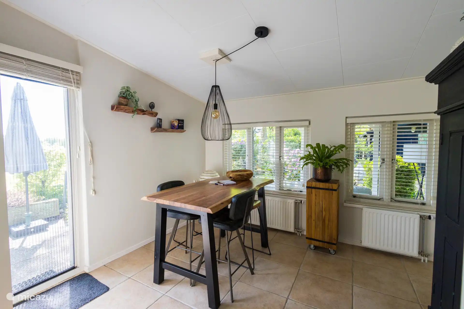 
Eetgedeelte met deur naar terras voor.