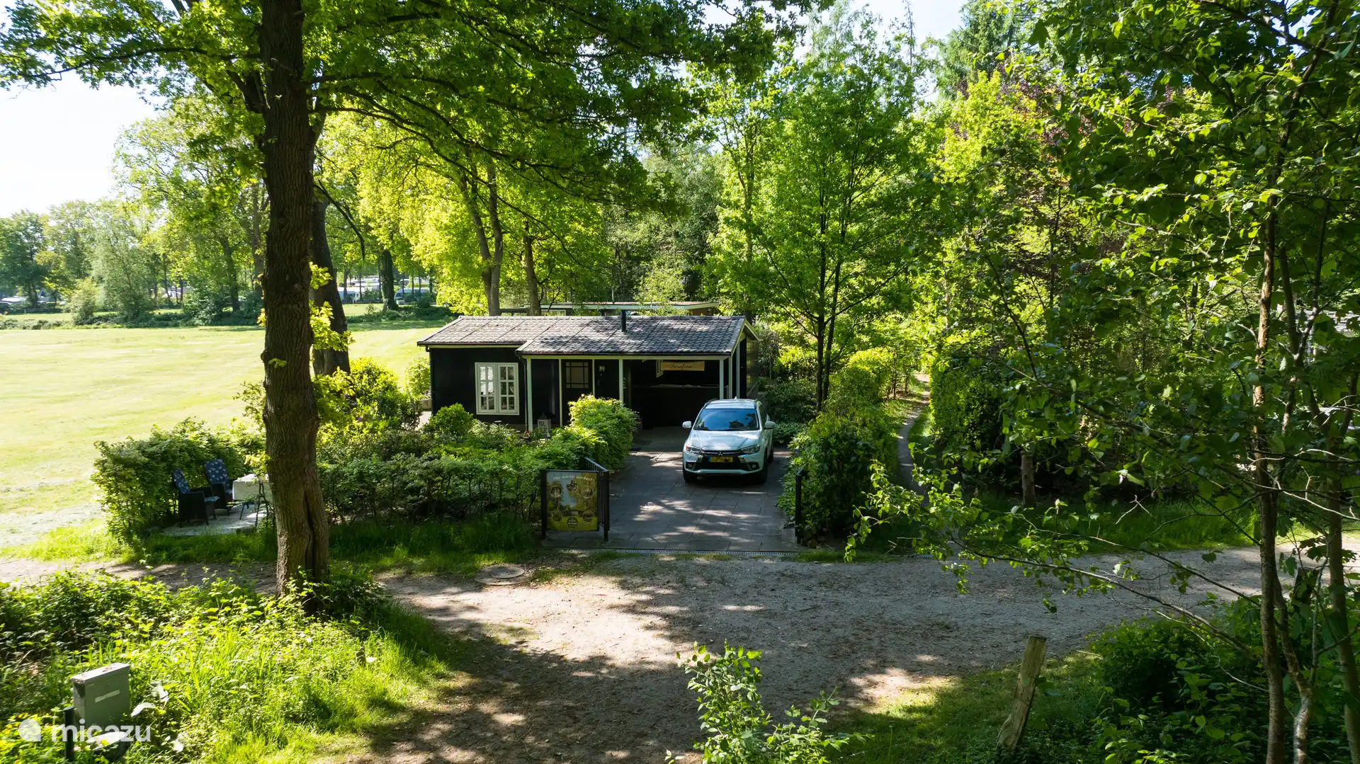 Vooraanzicht van het huis met ruime oprit. 
