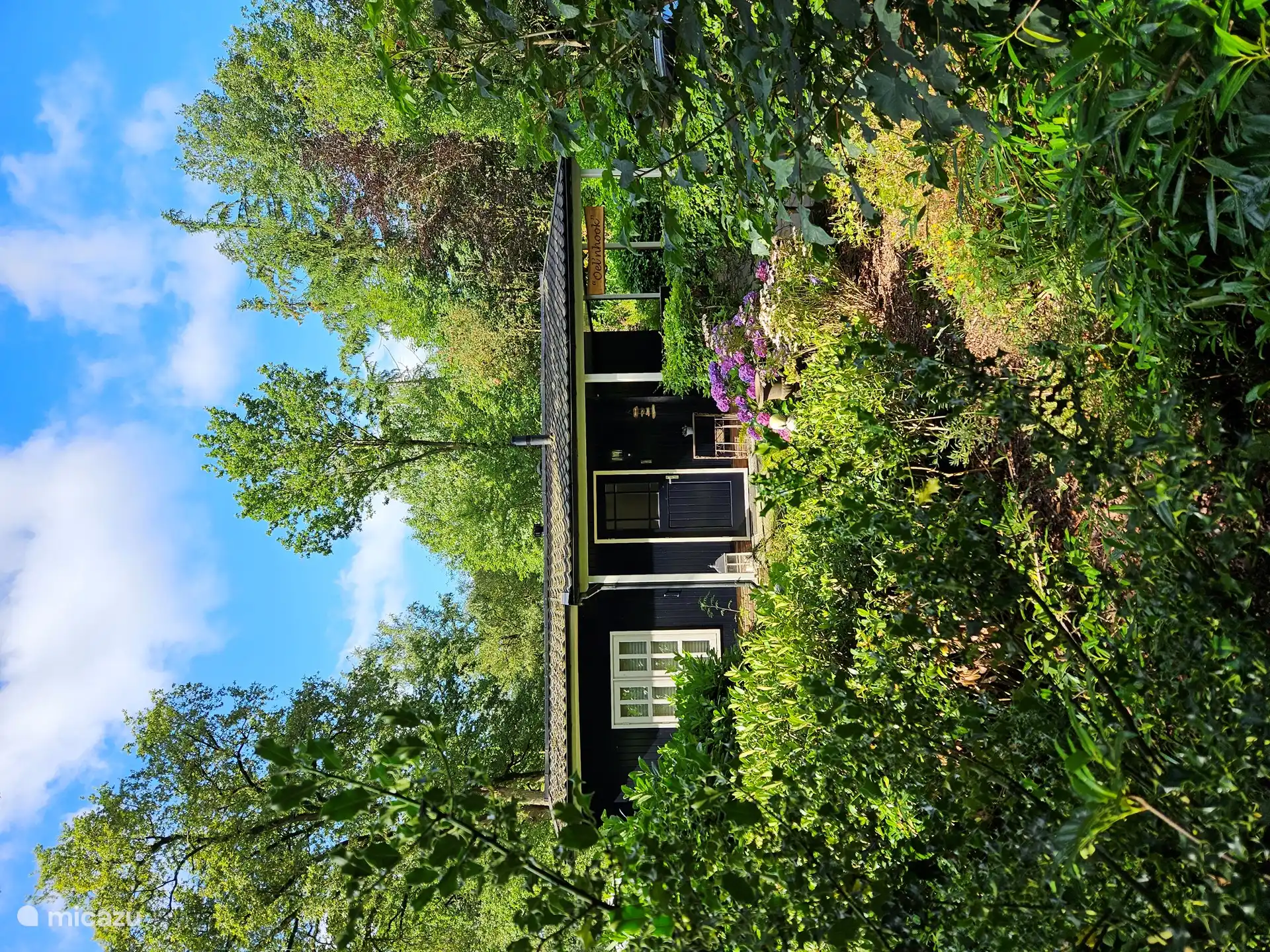 Entree met grote oprit en een afdak voor je fietsen. Voor in de tuin kun je 's avonds lekker zitten eten aan de tafel. 