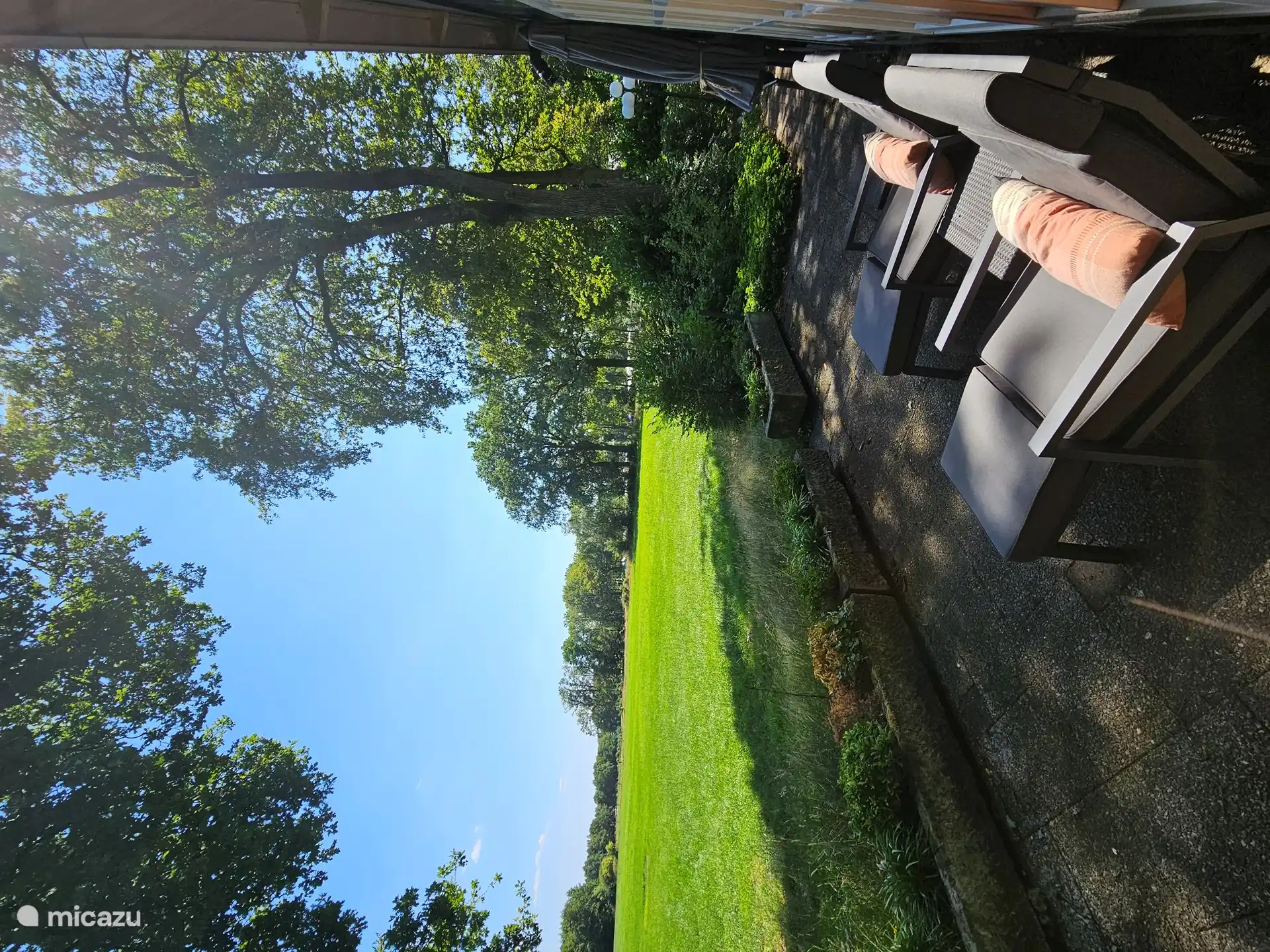 Meerdere mooie zitplekken zodat je kunt kiezen voor zon of schaduw. Dit is aan de zijkant waar je 's ochtends heerlijk in de zon kunt zitten. Uiteraard is er een parasol of je gaat op een van de andere zitplekken zitten (vier terrasjes).