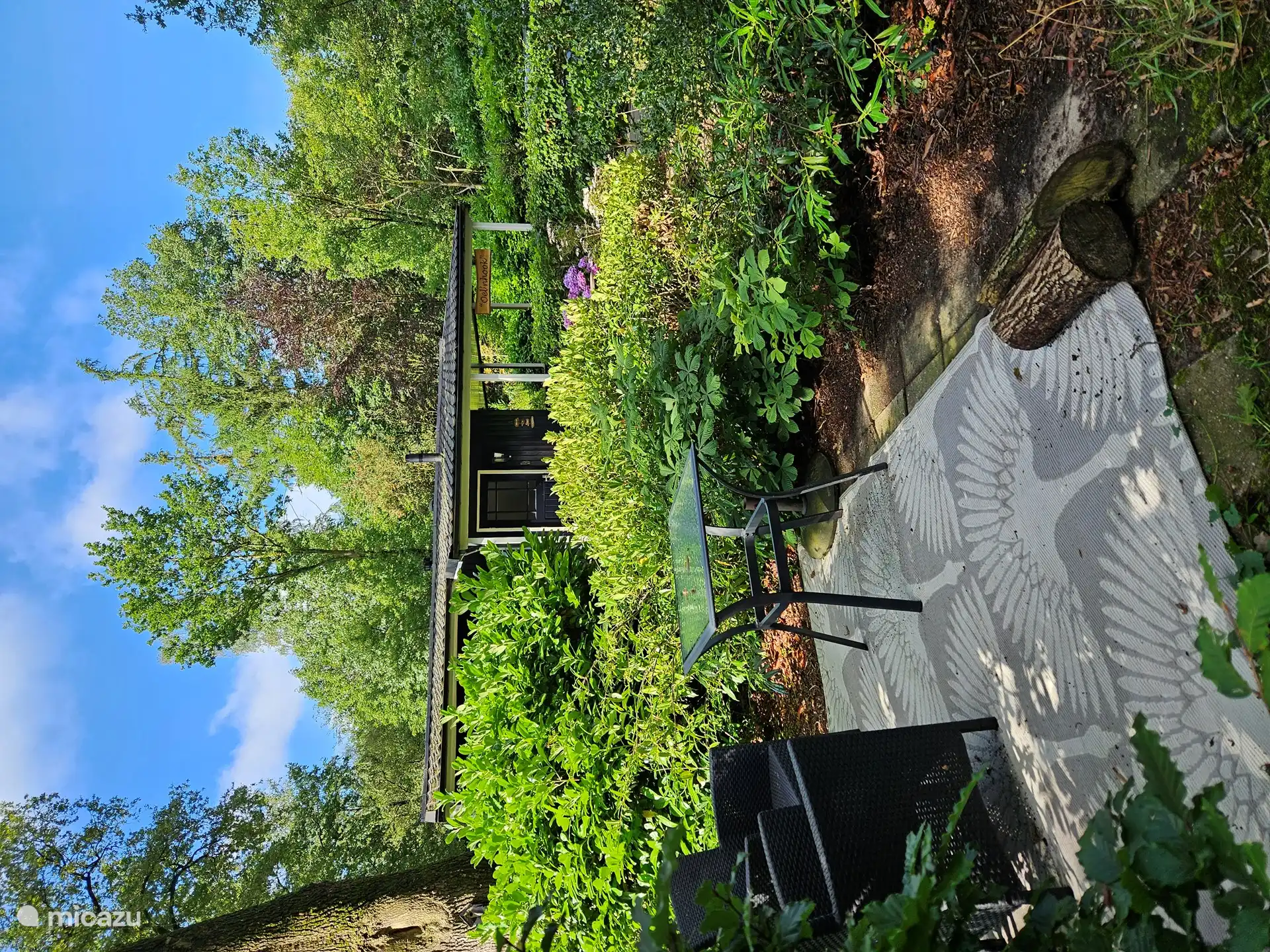 Eetplek aan de voorkant, hier is 's avonds de zon. Zo kun je de hele dag op verschillende plekken kiezen waar je wilt zitten, zon of schaduwplekken genoeg. 