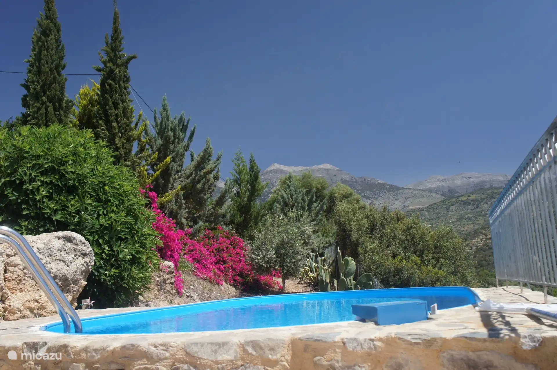 Besneeuwde bergtoppen in het voorjaar
