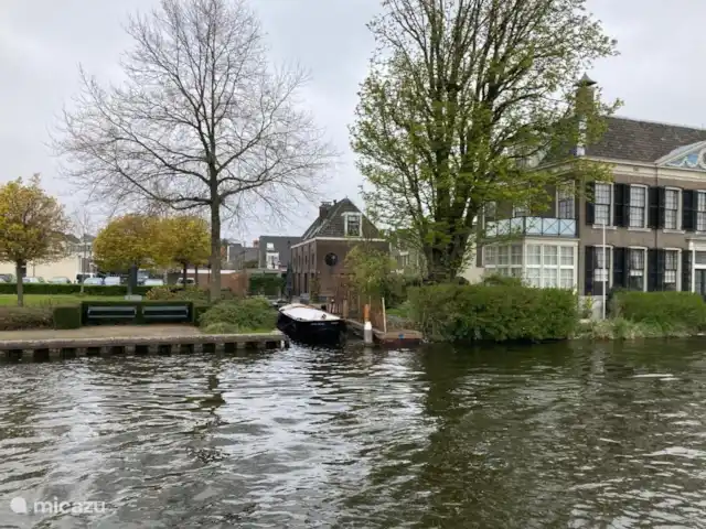 Casa de transporte en el agua en Países Bajos, Holanda Meridional, Voorburg - villa en la vliet