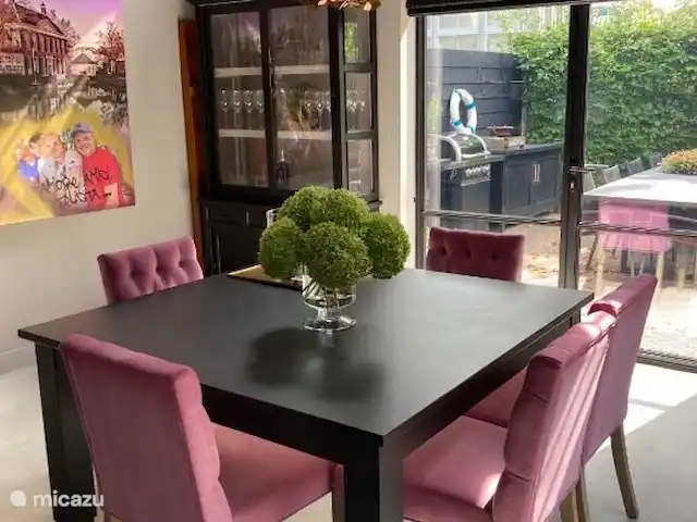 Casa de transporte en el agua en Países Bajos, Holanda Meridional, Voorburg - villa Mesa del comedor