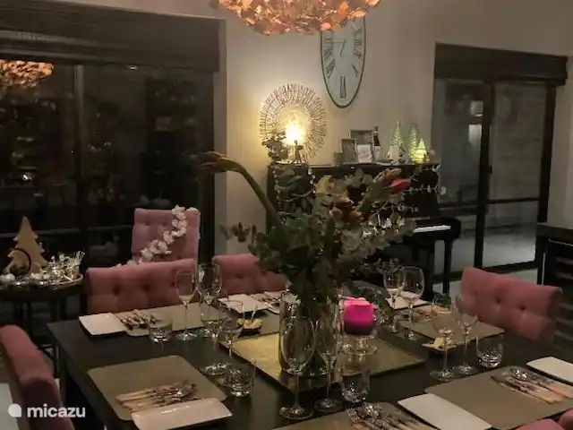 Casa de transporte en el agua en Países Bajos, Holanda Meridional, Voorburg - villa Mesa del comedor