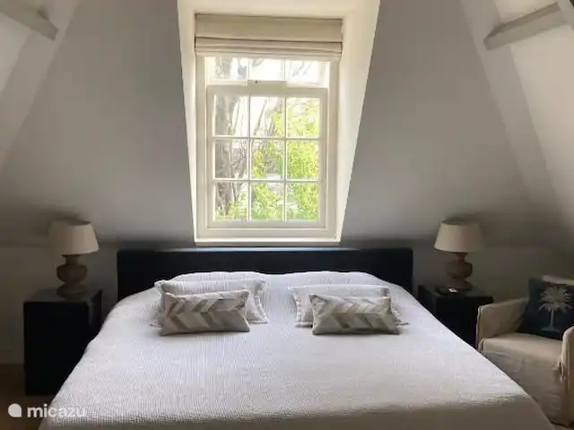 Casa de transporte en el agua en Países Bajos, Holanda Meridional, Voorburg - villa Dormitorio 1 en el 1er piso.