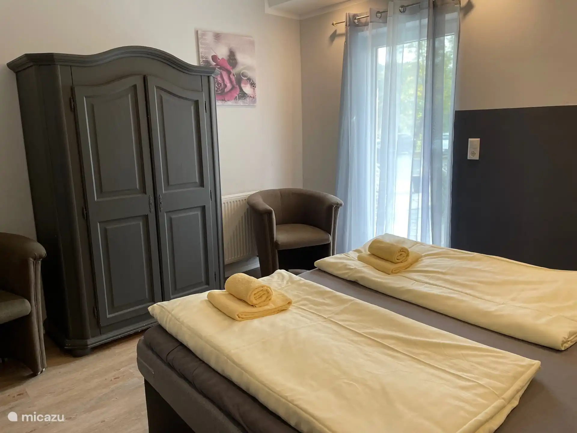 Schlafzimmer mit Doppelbett