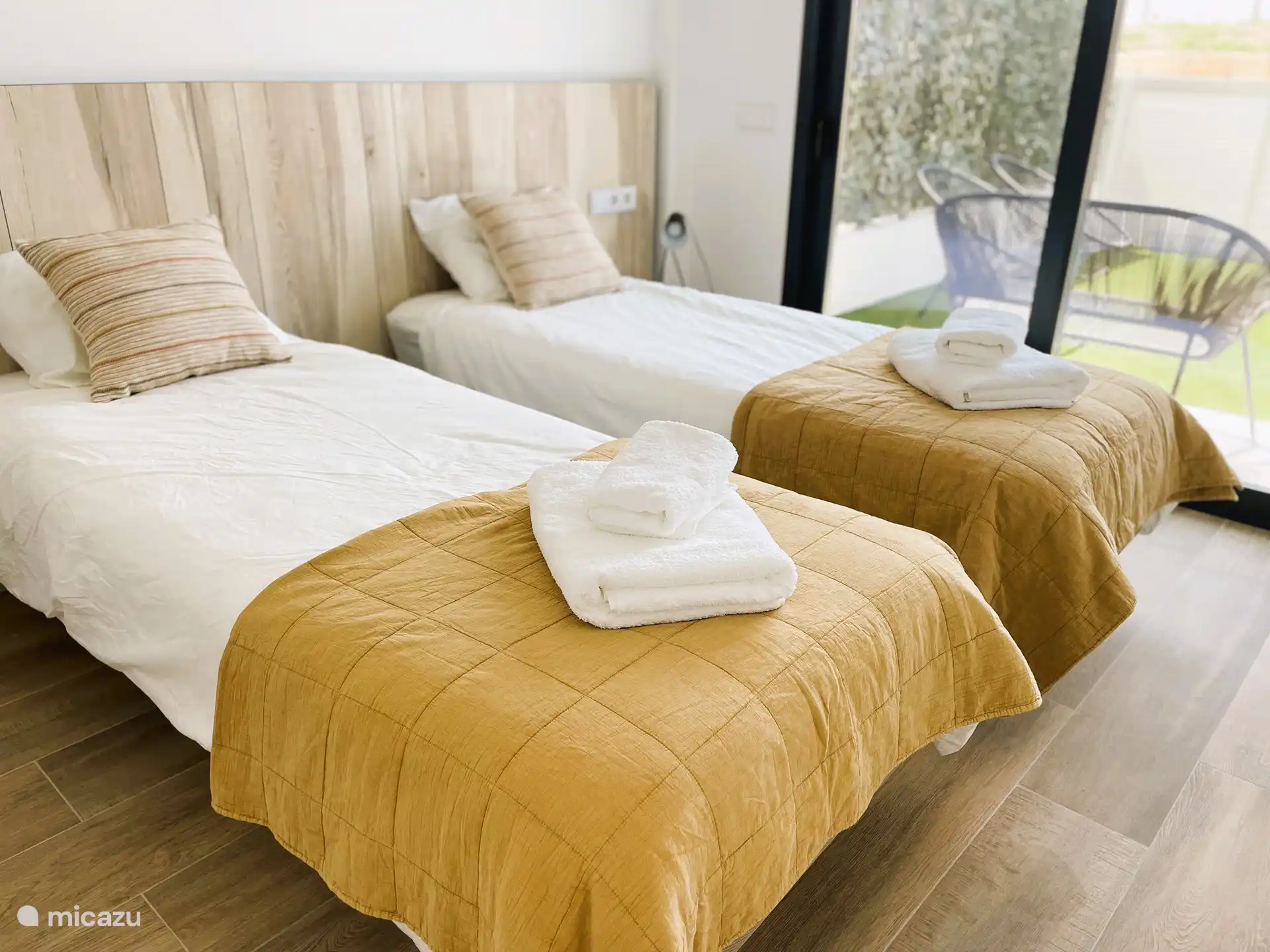 Schlafzimmer im Erdgeschoss mit Blick auf den Garten