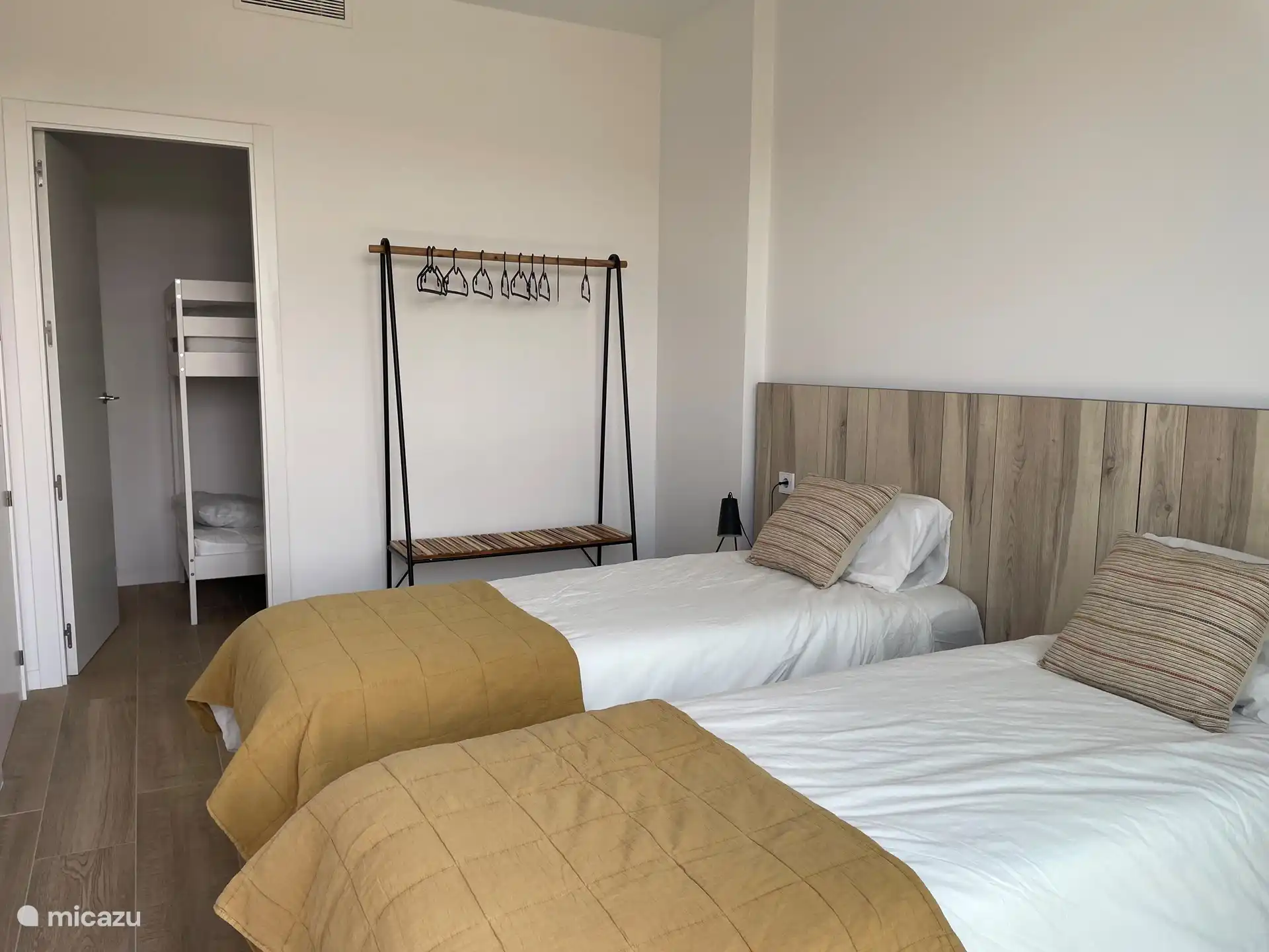 Schlafzimmer im Erdgeschoss mit angrenzendem Kinderzimmer mit Etagenbett