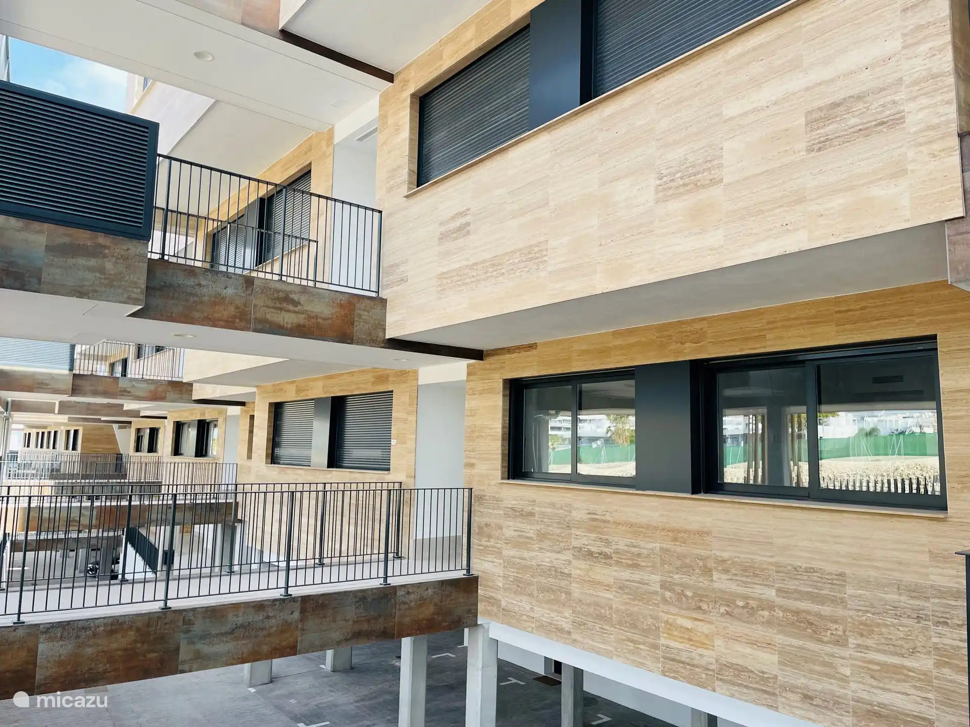 Gebäude auf der Parkplatzseite