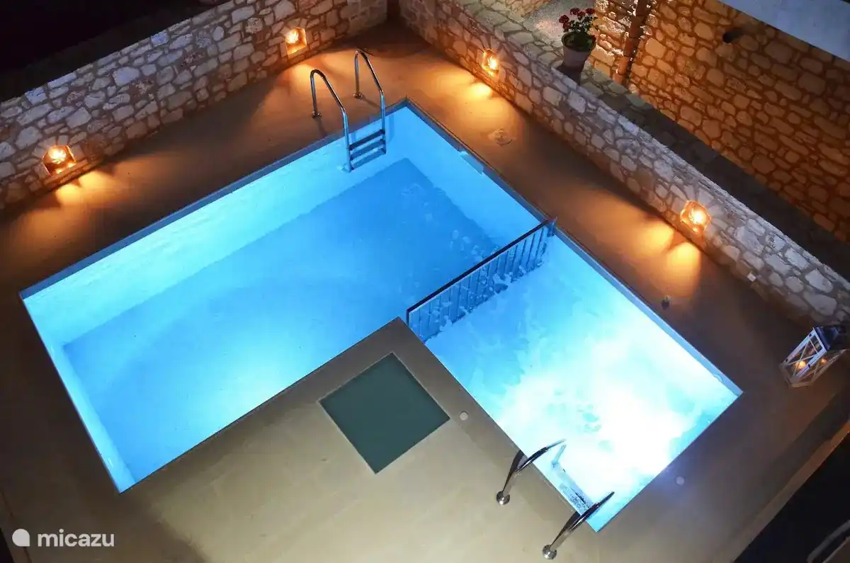 Het zwembad met apart gedeelte voor kinderen