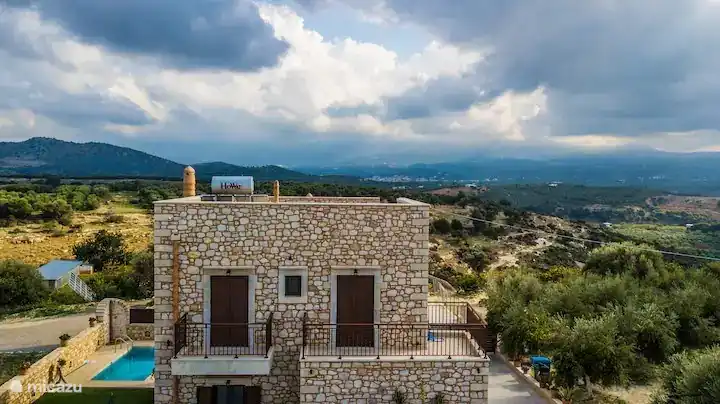 Het huis is omgeven door olijfbomen
