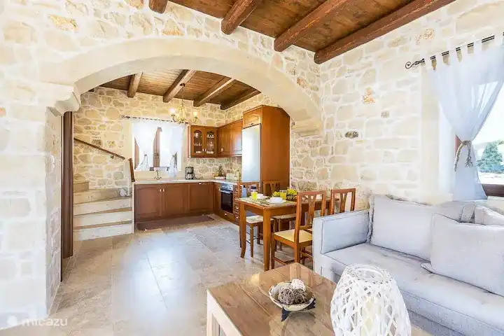 De woonkamer en keuken