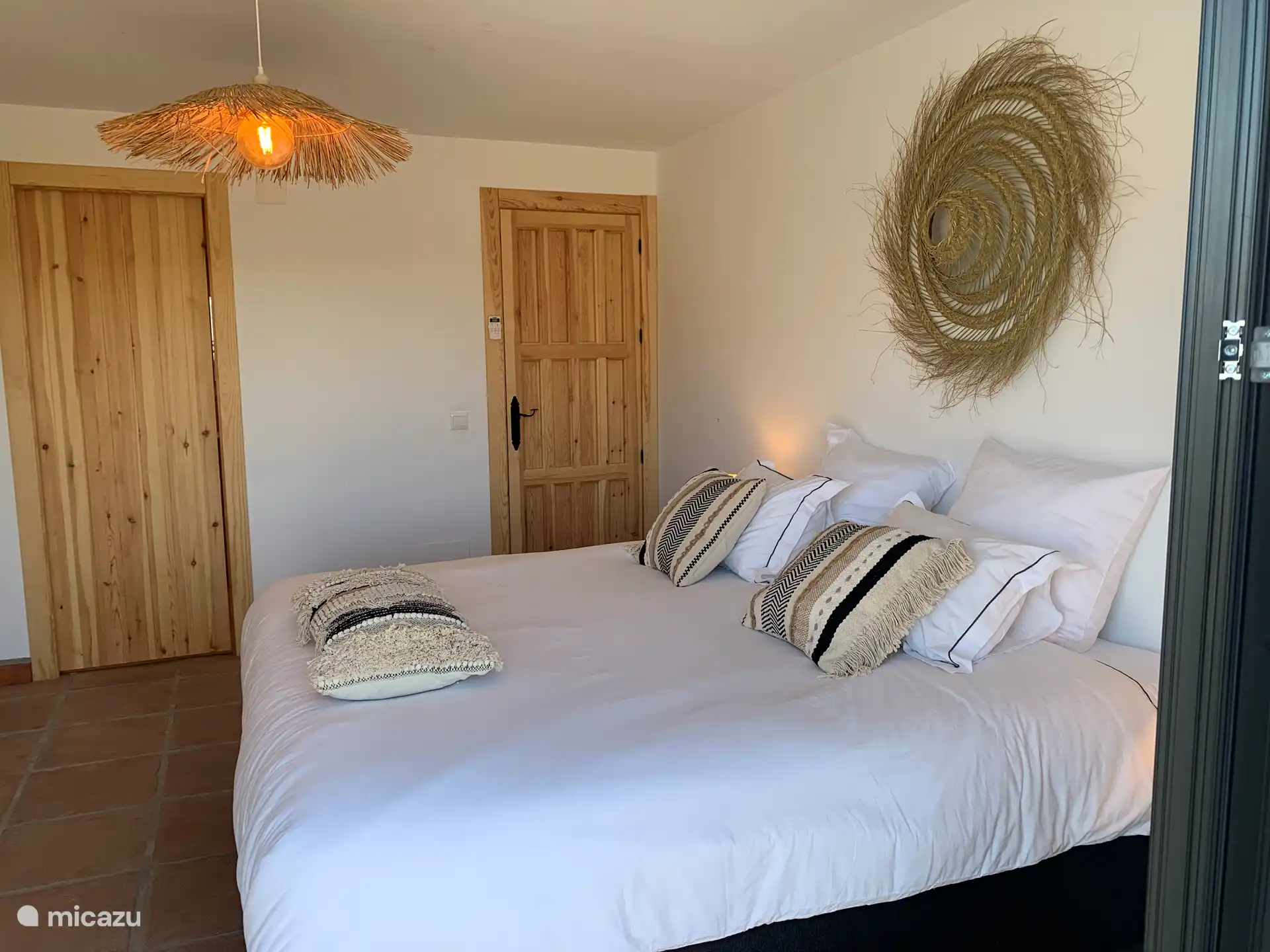 Hauptschlafzimmer mit Blick auf die Berge.