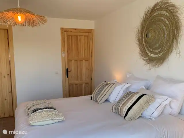 Zsa Zsa Zsu | Espagne, Costa del Sol, Sayalonga - maison de vacances Chambre des maîtres avec vue sur les montagnes.