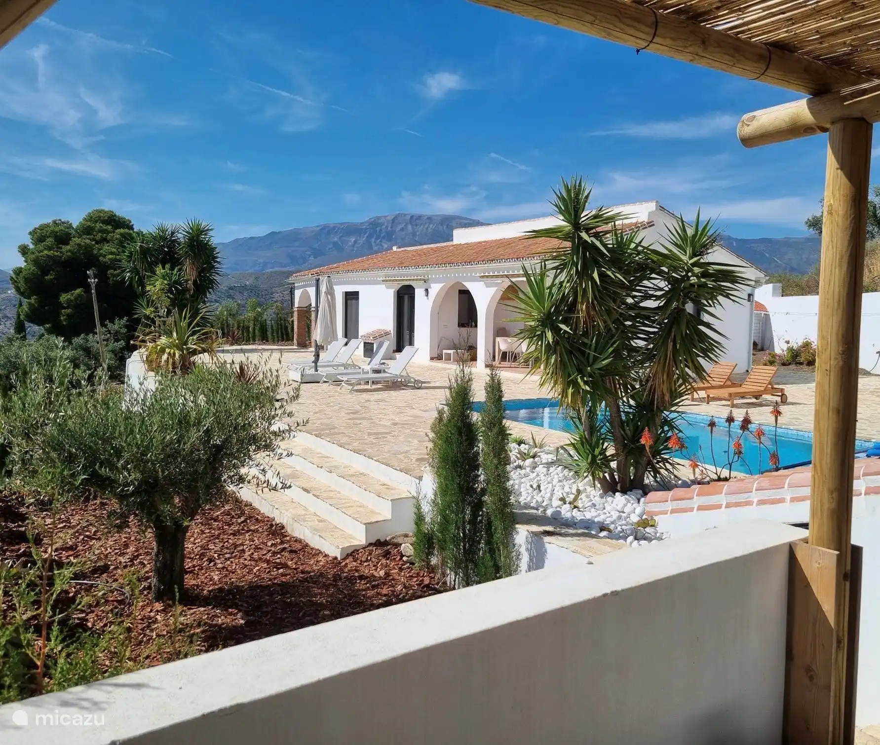 Im Hintergrund das Haus mit dem Maroma, dem höchsten Berg der Provinz, 2.069 m hoch.