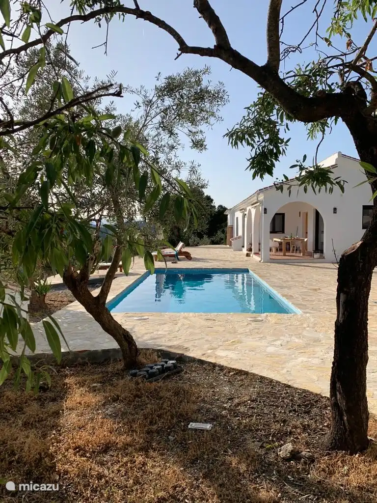 Schwimmbad und Terrasse