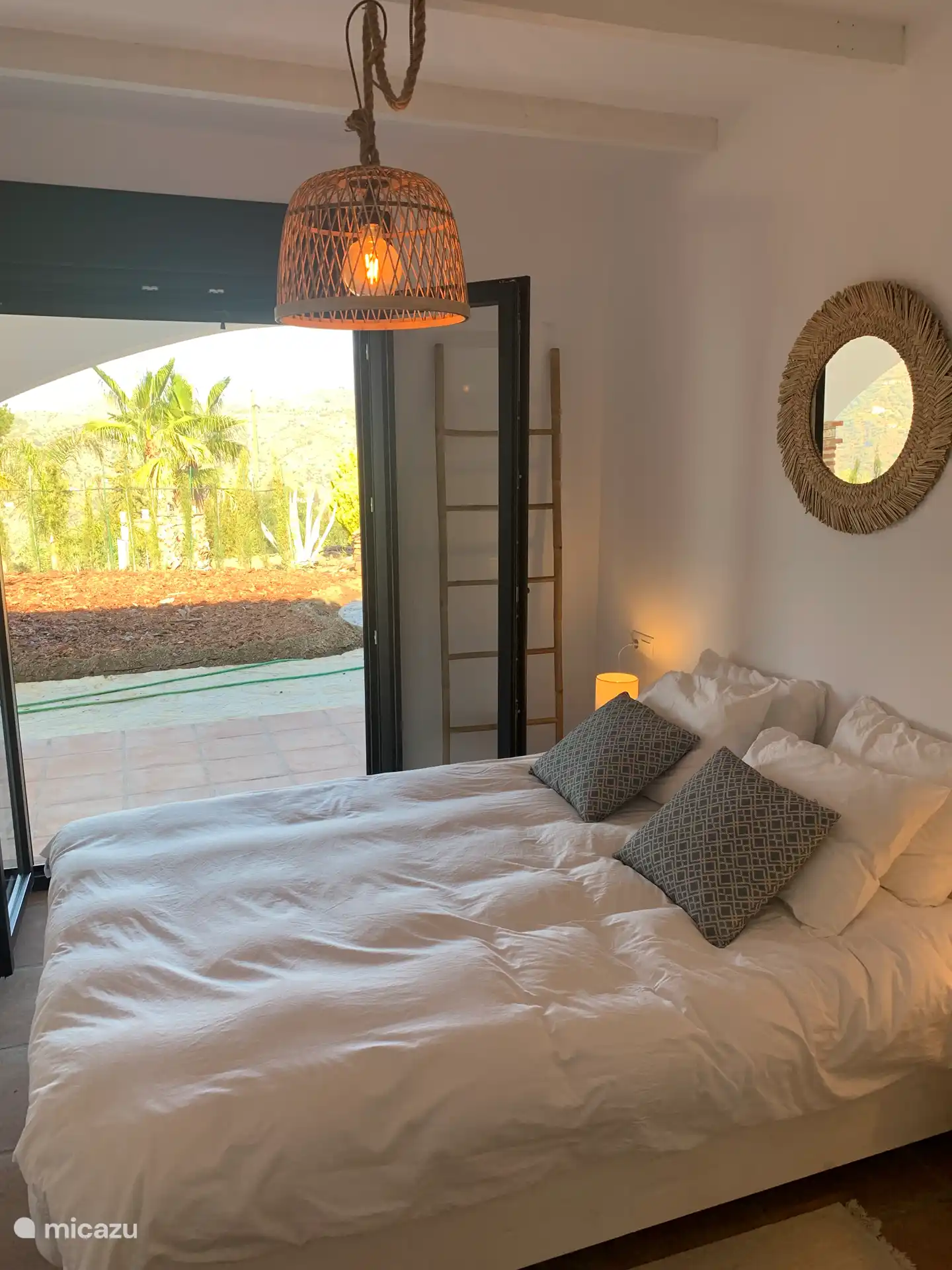 Schlafzimmer mit Doppelbett von 1m40