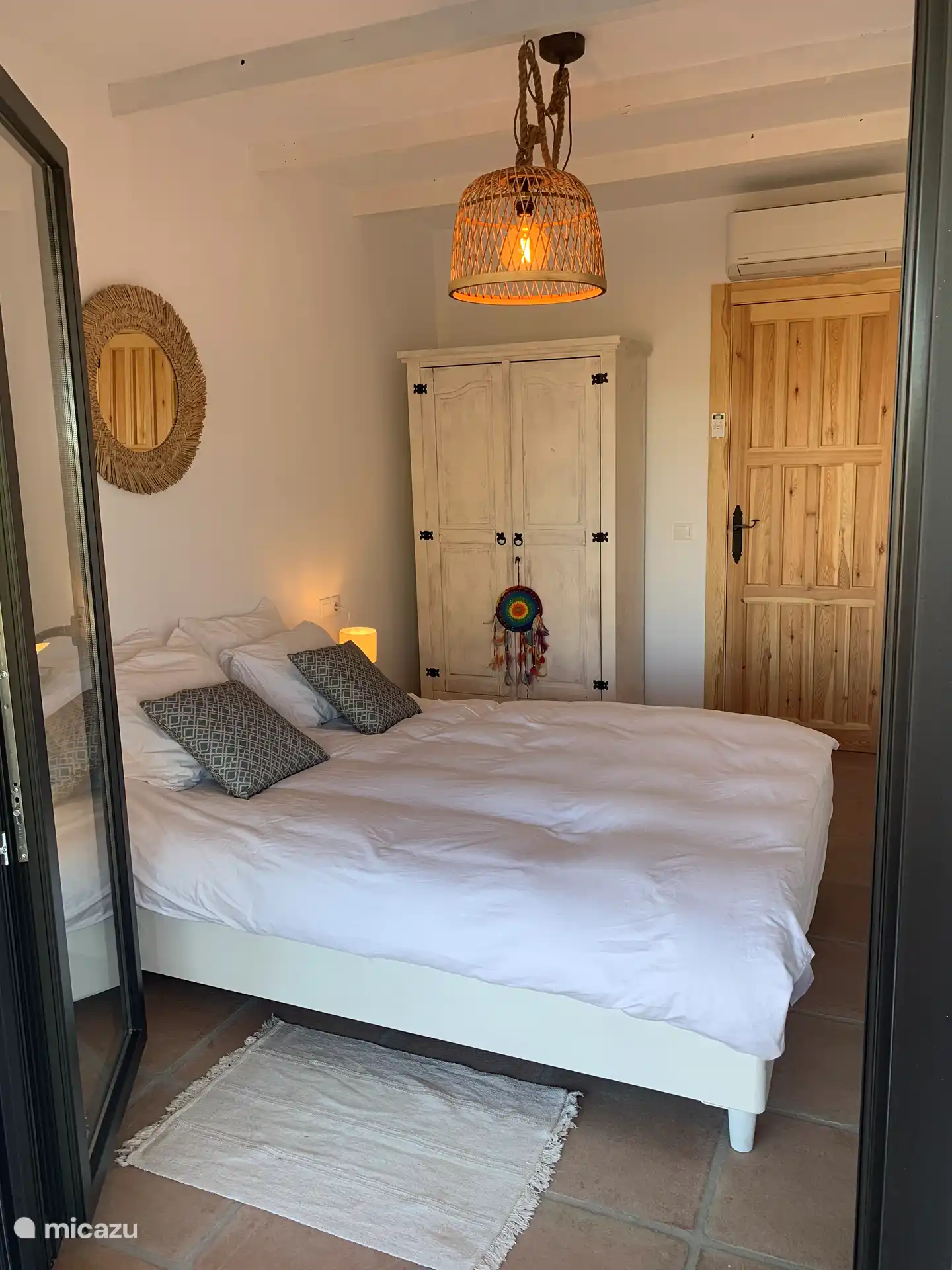 Schlafzimmer mit Doppelbett von 1m40