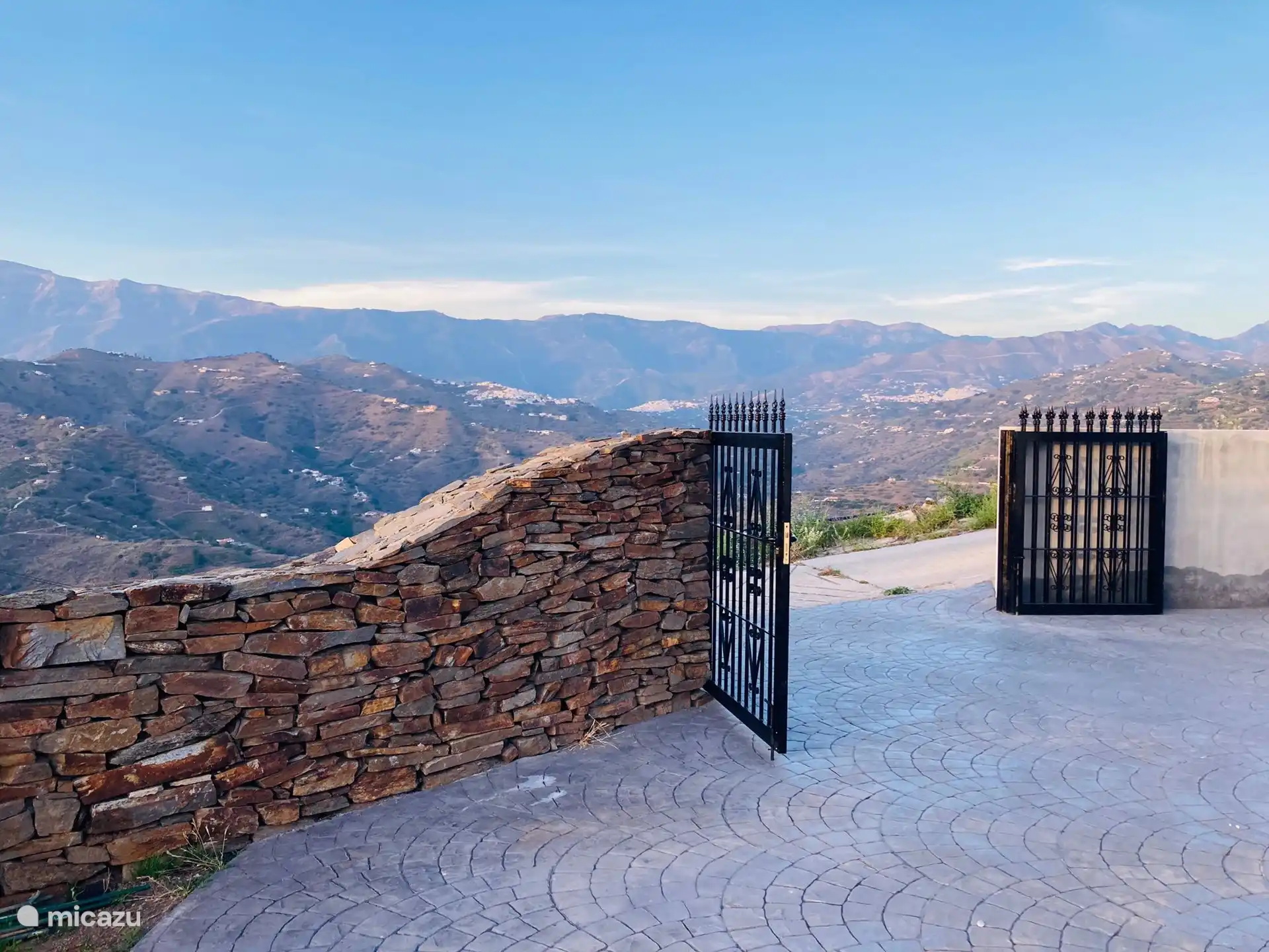Fantastischer Blick auf die Berge und die weißen Dörfer 
