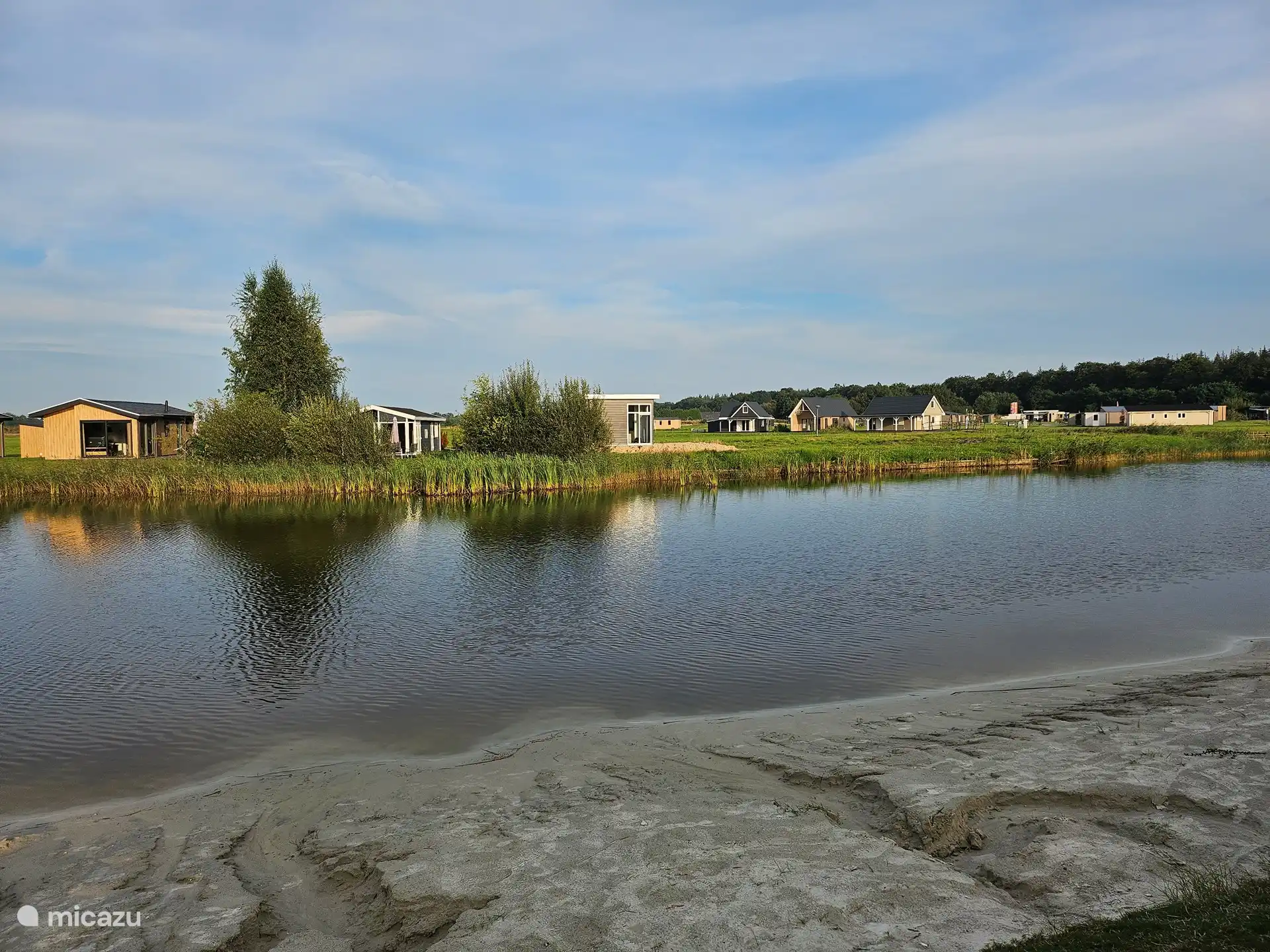 Lago recreativo con playa