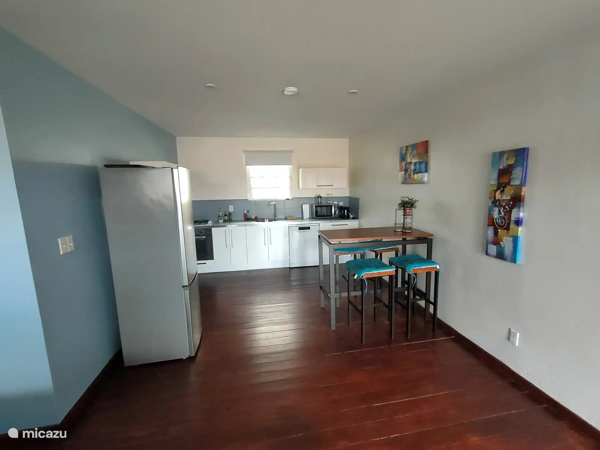 Wohnzimmer, offene Küche