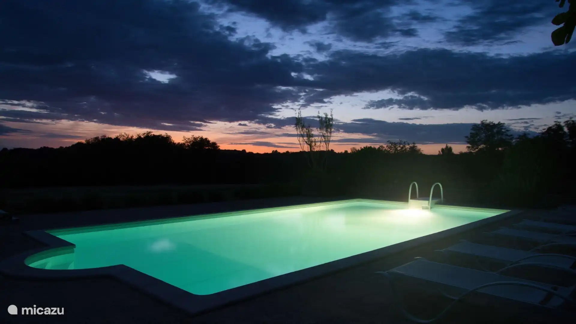 Das Schwimmbad bei Nacht