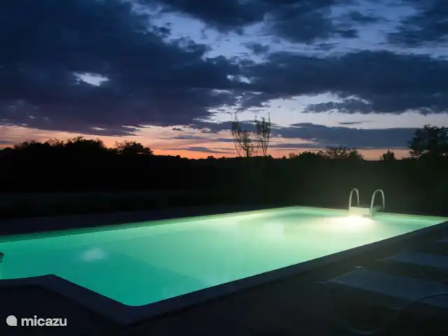 Le Paradis de Saint Geniès huren in Frankrijk, Dordogne, Montignac - villa Het zwembad bij avond