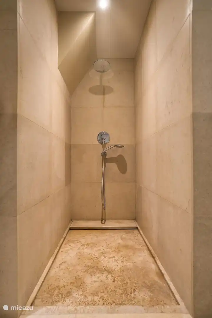 Badezimmer mit ebenerdiger Dusche