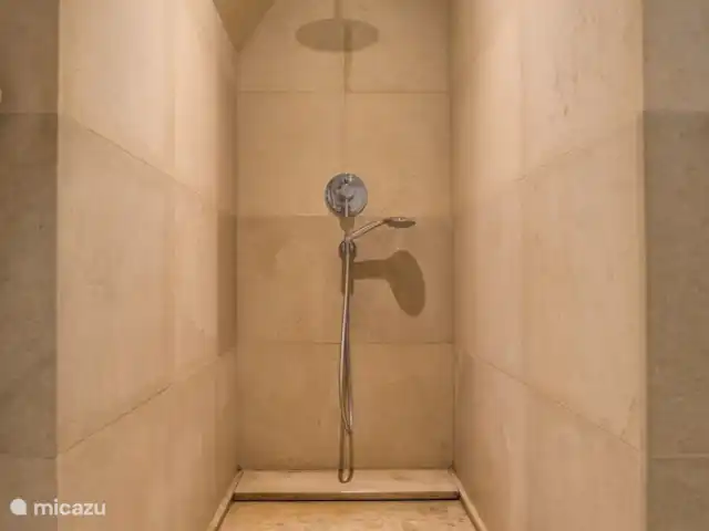 Le Paradis de Saint Geniès huren in Frankrijk, Dordogne, Montignac - villa Badkamer met inloopdouche