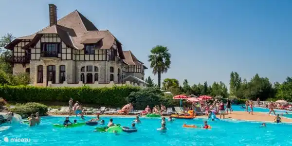 Castillo con piscinas