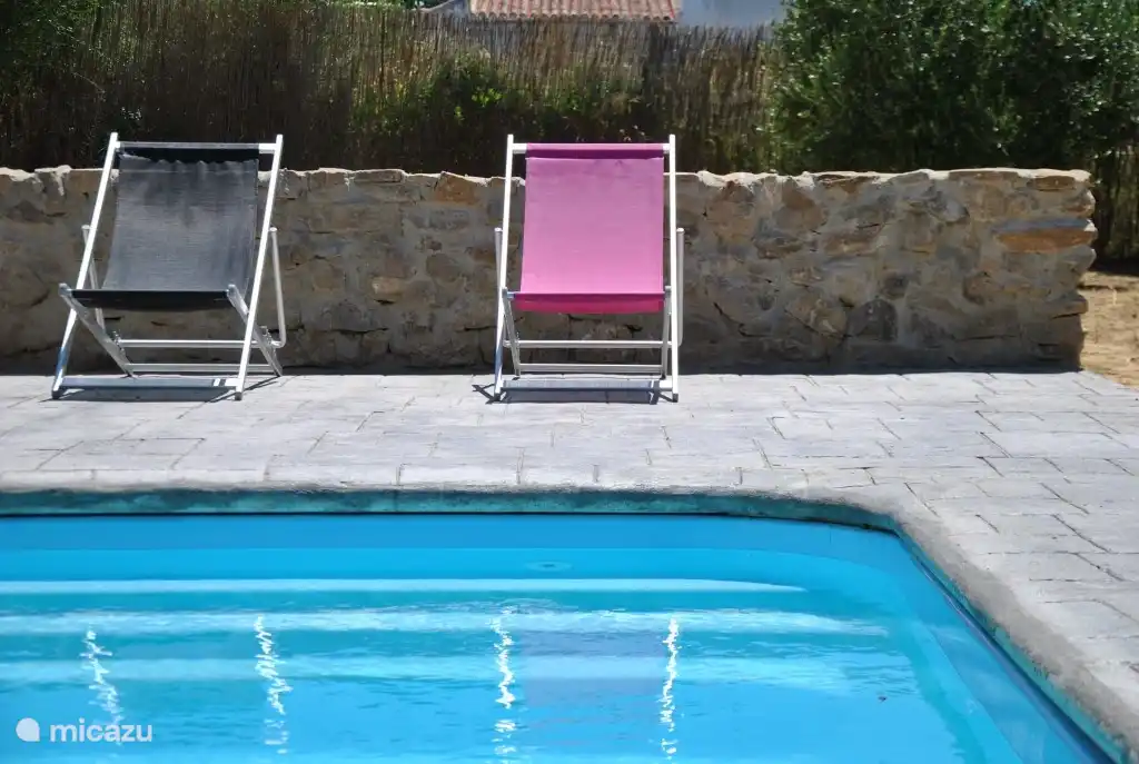 Piscine et son beau muret de pierre