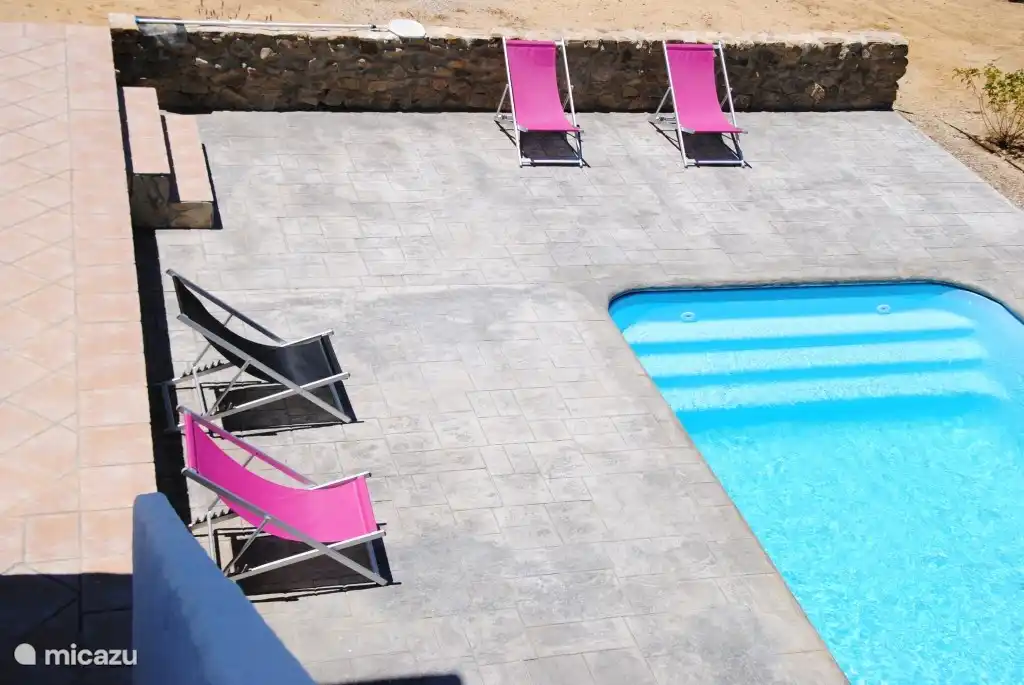 Vue de la piscine depuis la chambre à l'étage