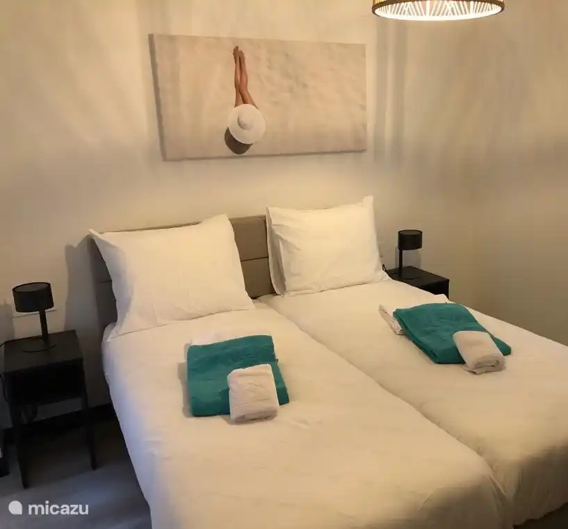 Schlafzimmer mit 2 Einzelbetten nebeneinander 