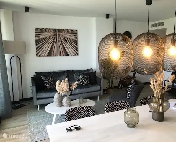 Gemütlicher Esstisch 