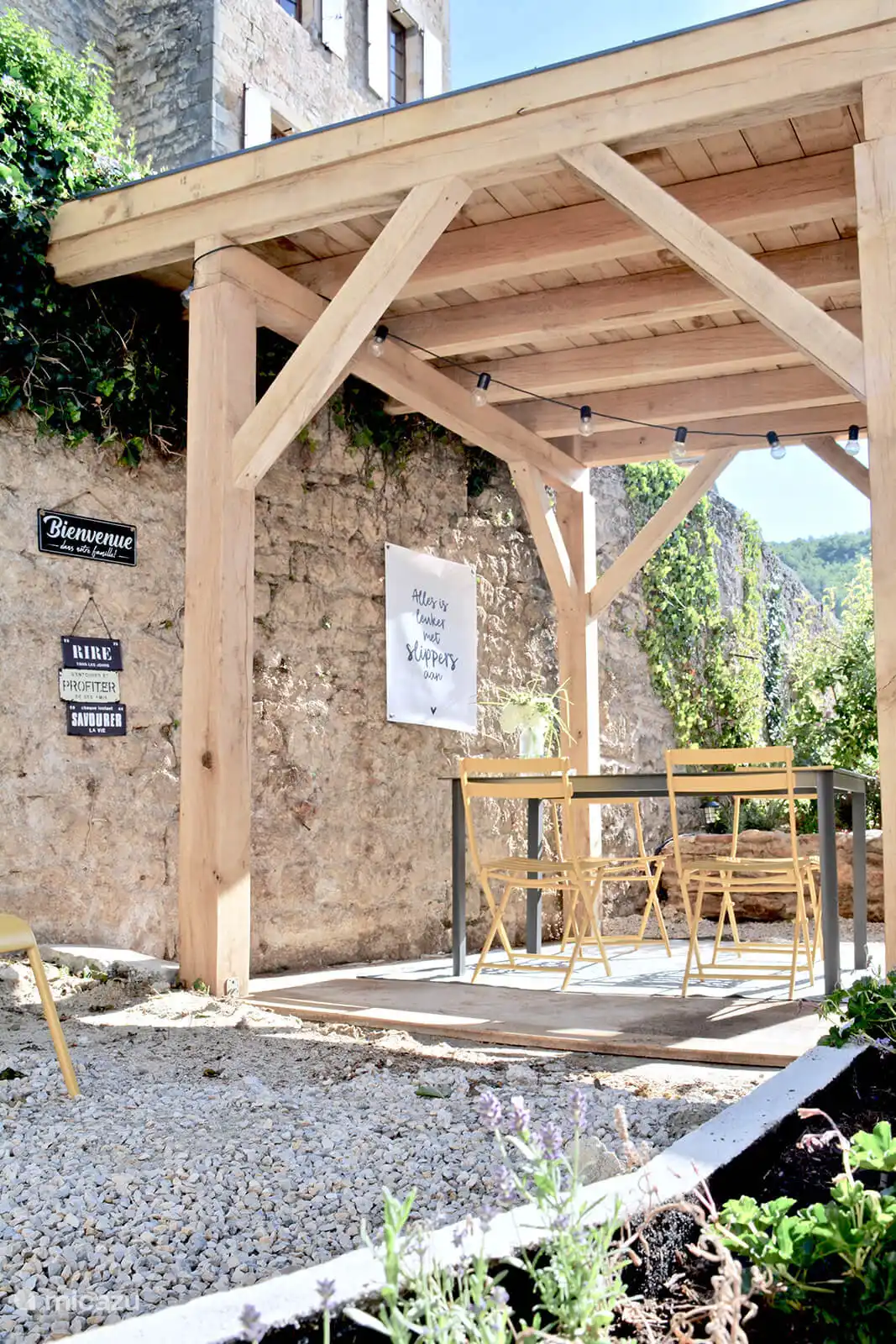 Heerlijke veranda bij vakantiehuis LOTT Duravel