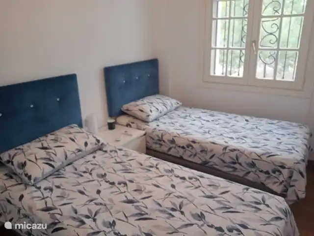 Casa Romantica Villamartín | Espagne, Costa Blanca, Alicante - maison mitoyenne deuxième chambre spacieuse avec 2 lits simples.