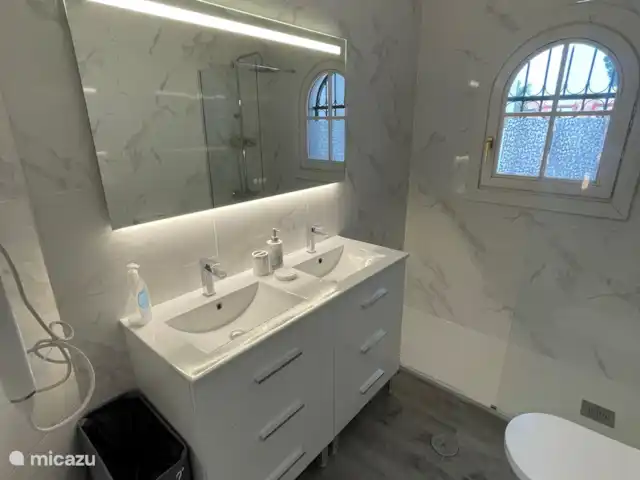 Casa Romantica Villamartín | Espagne, Costa Blanca, Alicante - maison mitoyenne Meuble de salle de bain avec double vasque et sèche-serviettes électrique.