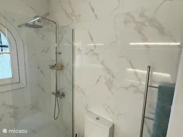 Casa Romantica Villamartín | Espagne, Costa Blanca, Alicante - maison mitoyenne salle de bain avec belle douche
