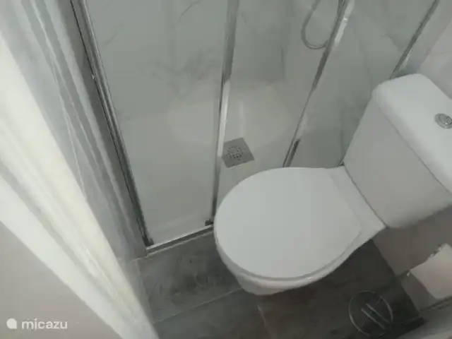 Casa Romantica Villamartín | Espagne, Costa Blanca, Alicante - maison mitoyenne salle de toilettes avec deuxième douche au rez-de-chaussée.