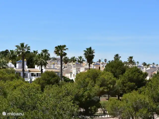 Casa Romantica Villamartín | Espagne, Costa Blanca, Alicante - maison mitoyenne vue depuis la terrasse sur le toit.