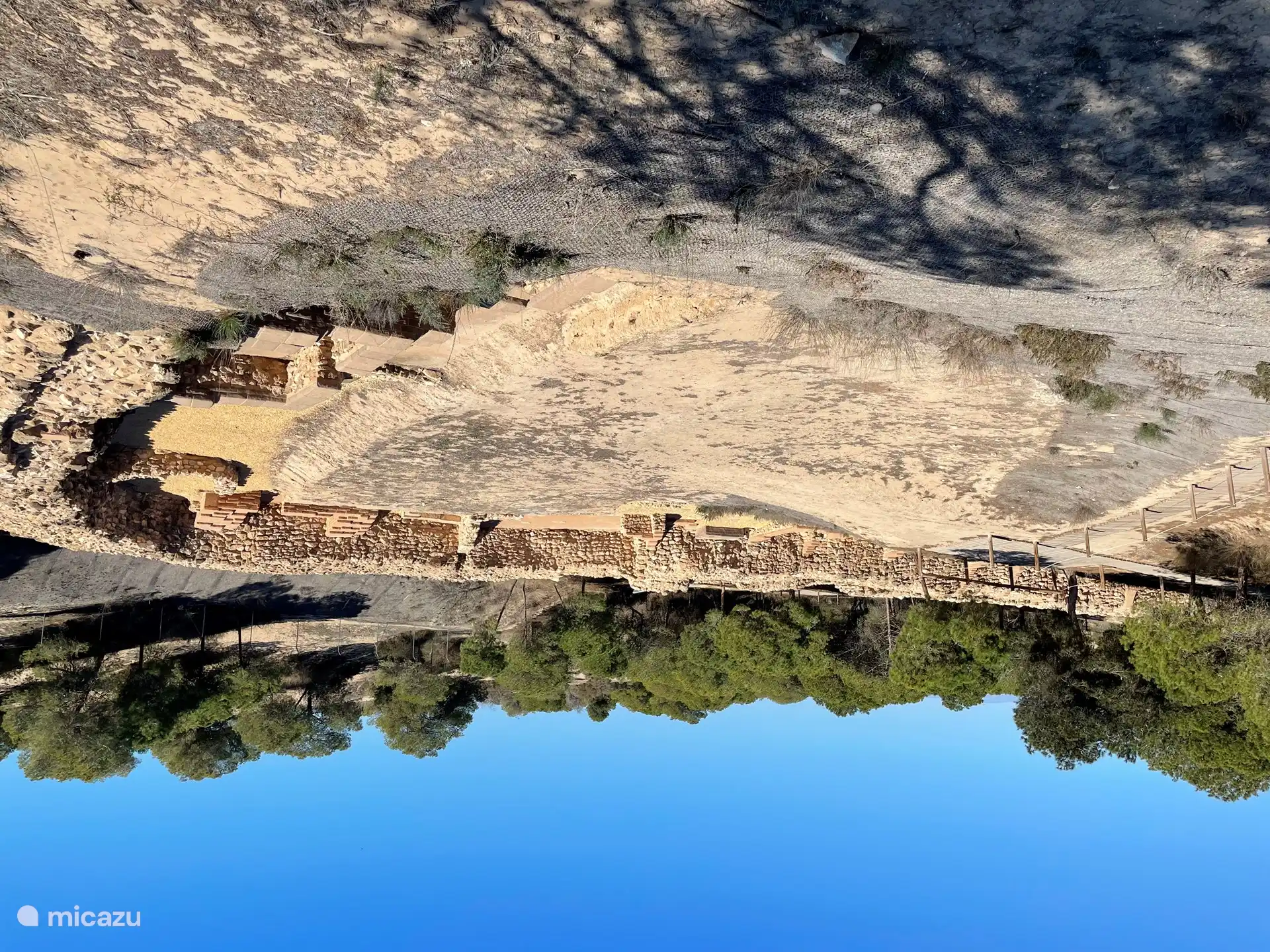 A recent archaeological discovery has uncovered a 3,000-year-old moat from Phoenician times, about two kilometers from the sea. 