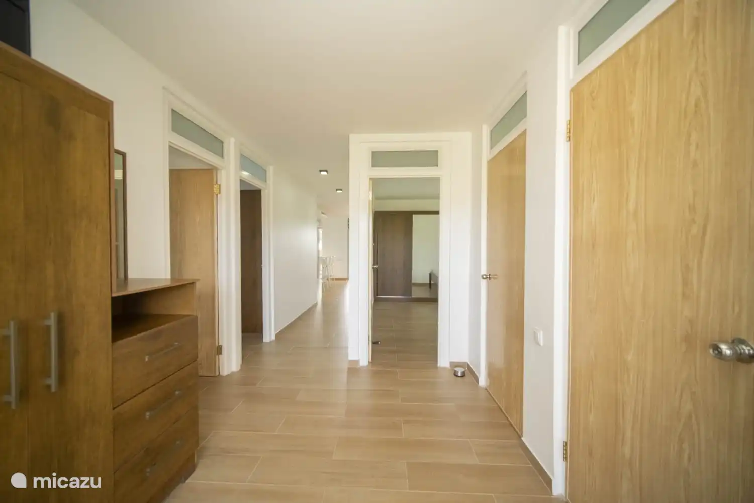 Hallway/landing to the bedrooms, toilet, bathroom and laundry room. There is also a linen closet with mirror that can also be used