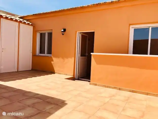La Casa Naranja 1er étage | Espagne, Murcia, San Pedro del Pinatar - appartement les armoires extérieures avec entre autres la machine à laver et le matériel de stand