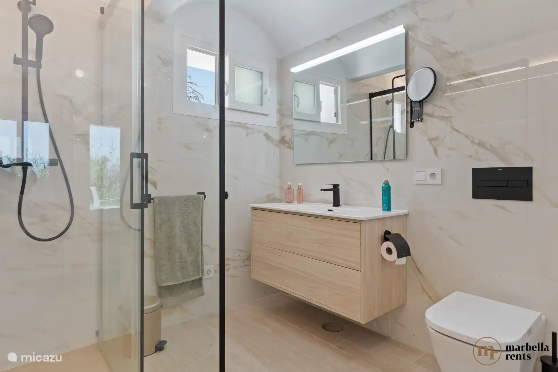 Das Badezimmer ensuite