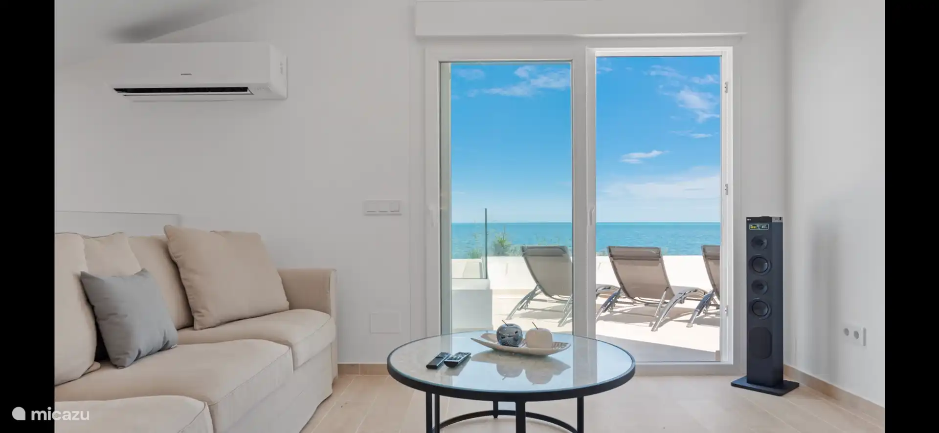 Schönes Wohnzimmer mit Blick auf das Meer